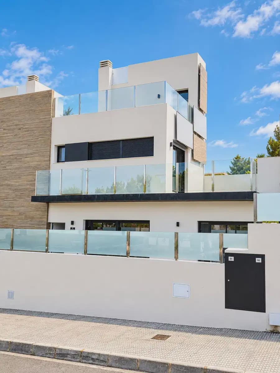 Chalet de 2 habitaciones en Villamartin en venta con piscina garaje - 399.000 € (Ref: 10179199)