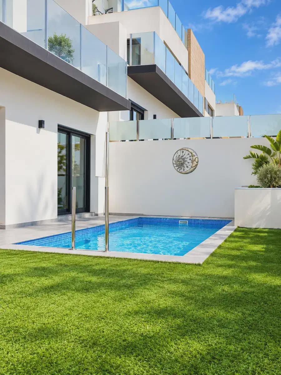 Chalet de 2 habitaciones en Villamartin en venta con piscina garaje - 399.000 € (Ref: 10179199)