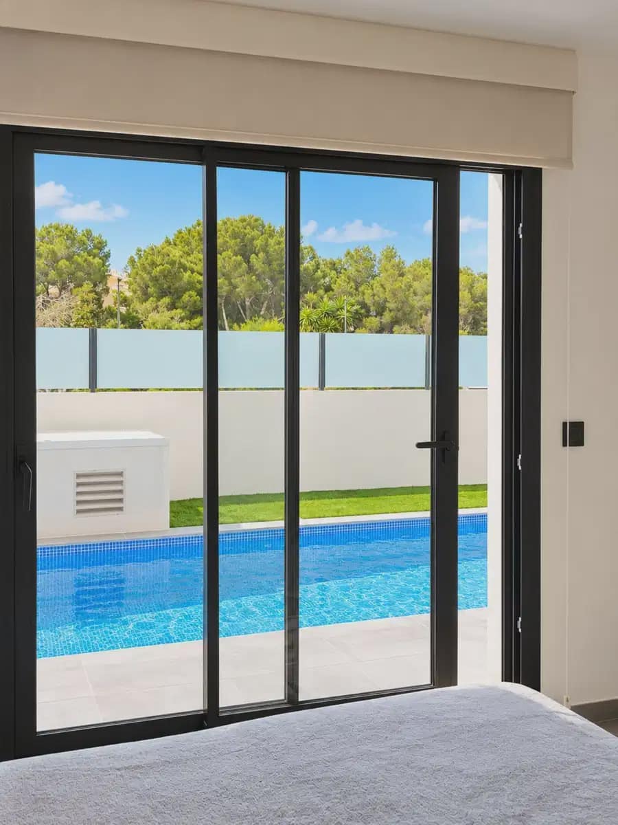 Chalet de 2 habitaciones en Villamartin en venta con piscina garaje - 399.000 € (Ref: 10179199)