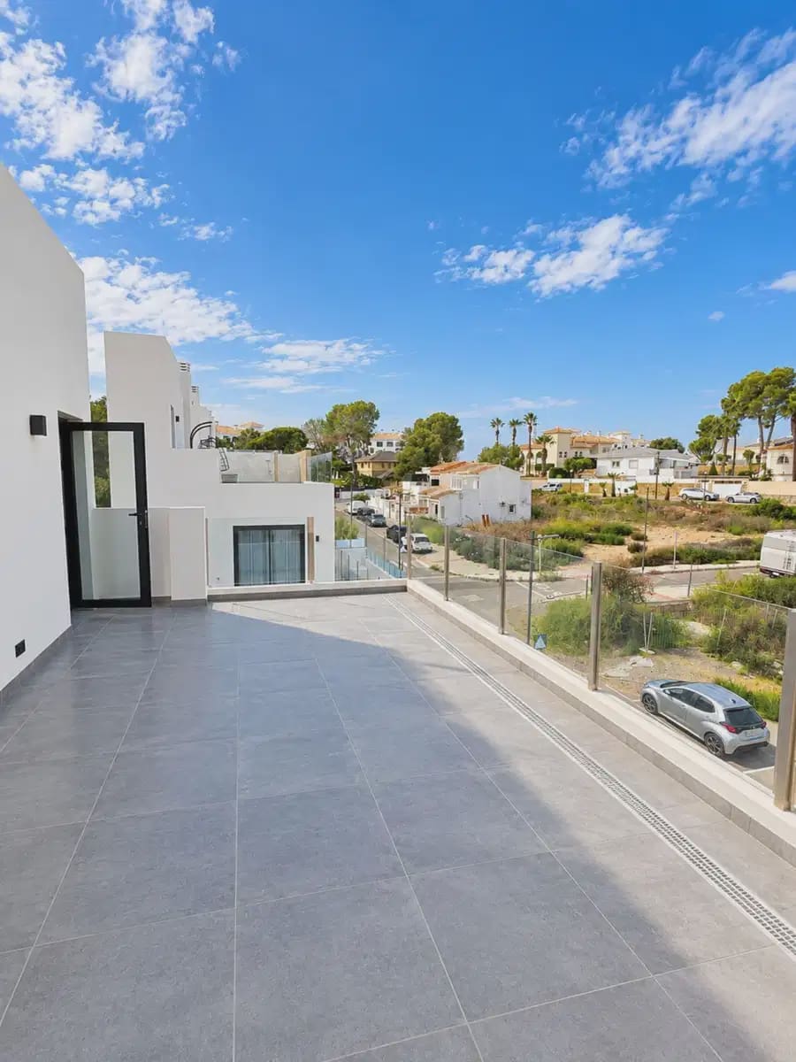 Chalet de 2 habitaciones en Villamartin en venta con piscina garaje - 399.000 € (Ref: 10179199)