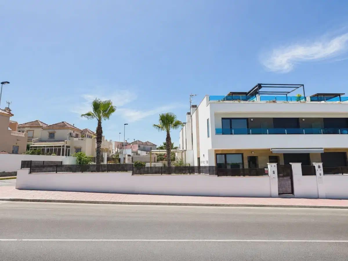 Chalet de 3 habitaciones en Torrevieja en venta con piscina garaje - 429.000 € (Ref: 10179204)