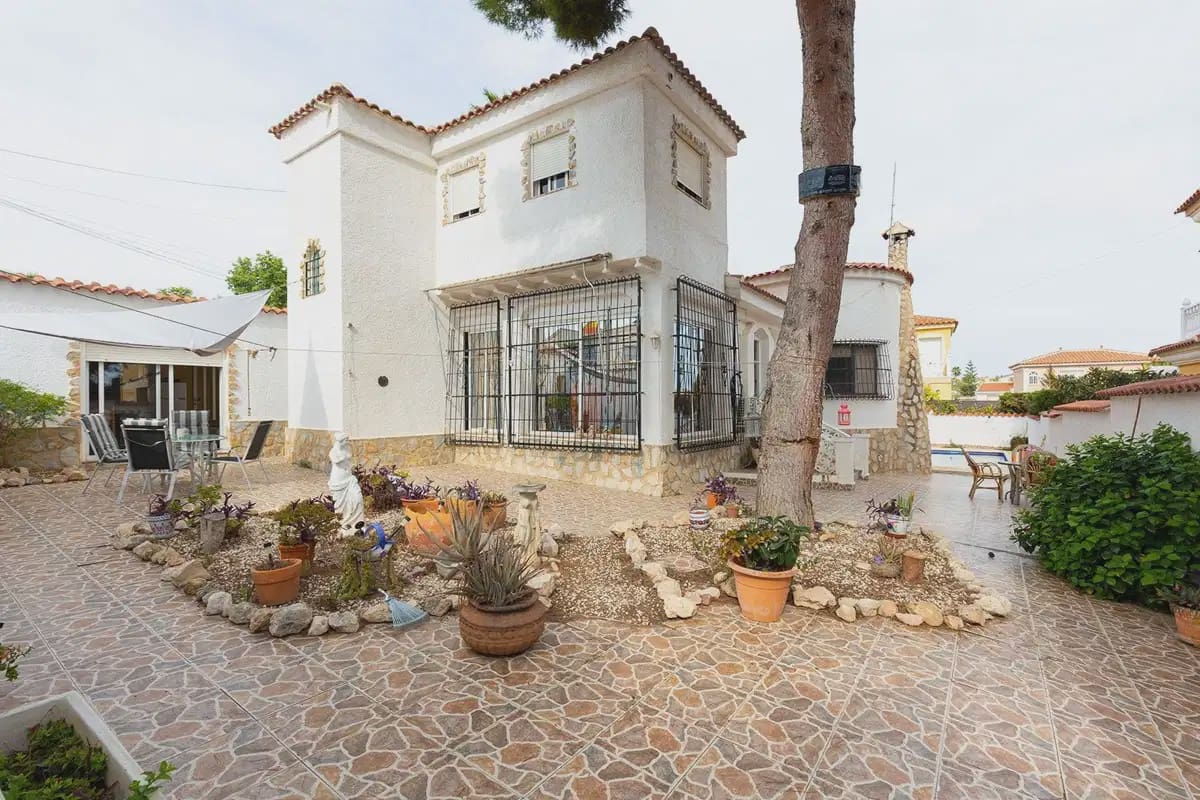 5 Zimmer Villa zu verkaufen in Ciudad Quesada mit Pool Garage - 430.000 € (Ref: 10179211)