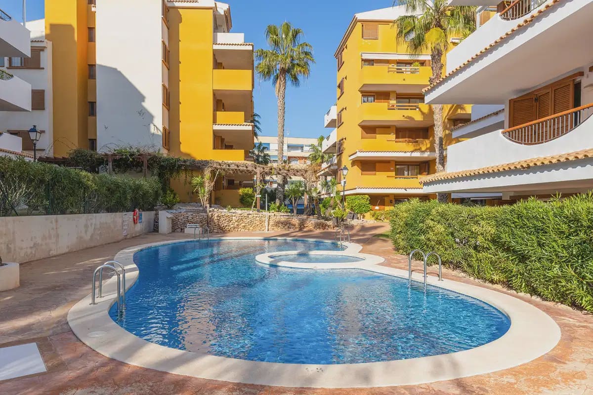 2 slaapkamer Appartement te koop in Torrevieja met zwembad garage - € 345.000 (Ref: 8820963)