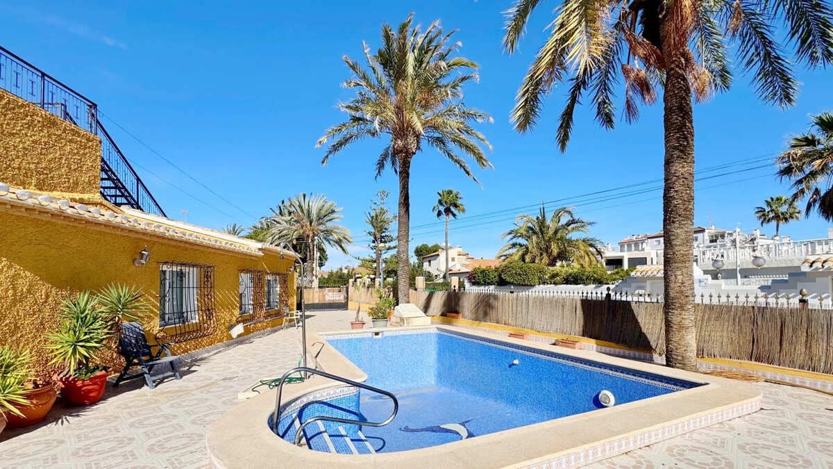 4 bedroom Villa for sale in Orihuela - € 385,000 (Ref: 8997516)