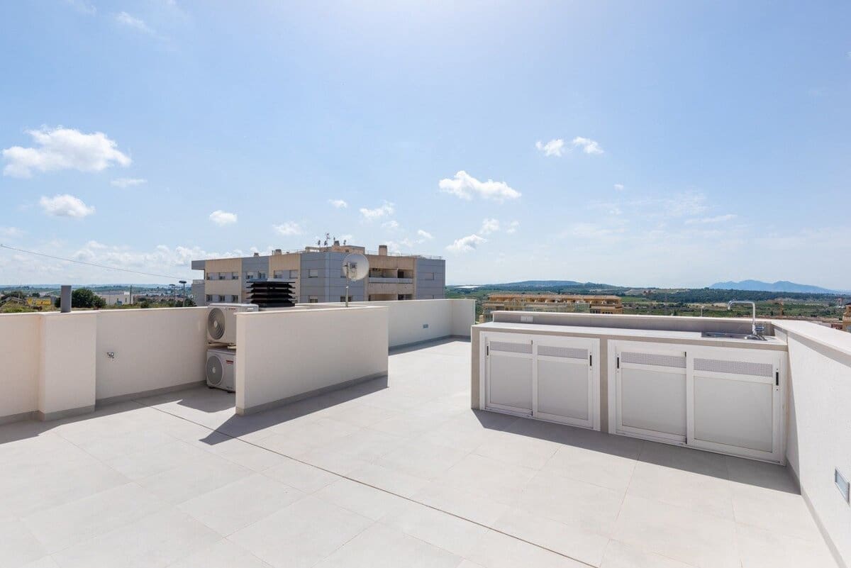 Chalet de 3 habitaciones en Benijófar en venta - 359.900 € (Ref: 9808980)