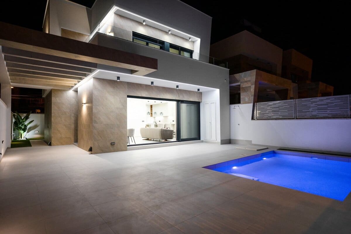 Chalet de 3 habitaciones en San Miguel de Salinas en venta - 399.500 € (Ref: 9809009)