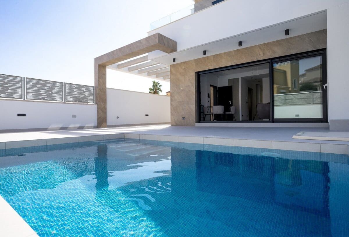 Chalet de 3 habitaciones en San Miguel de Salinas en venta - 399.500 € (Ref: 9809009)