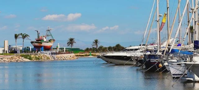 2 soveværelse Penthouse til salg i Puerto Deportivo, Guardamar del Segura med swimmingpool - € 445.000 (Ref: 9824357)