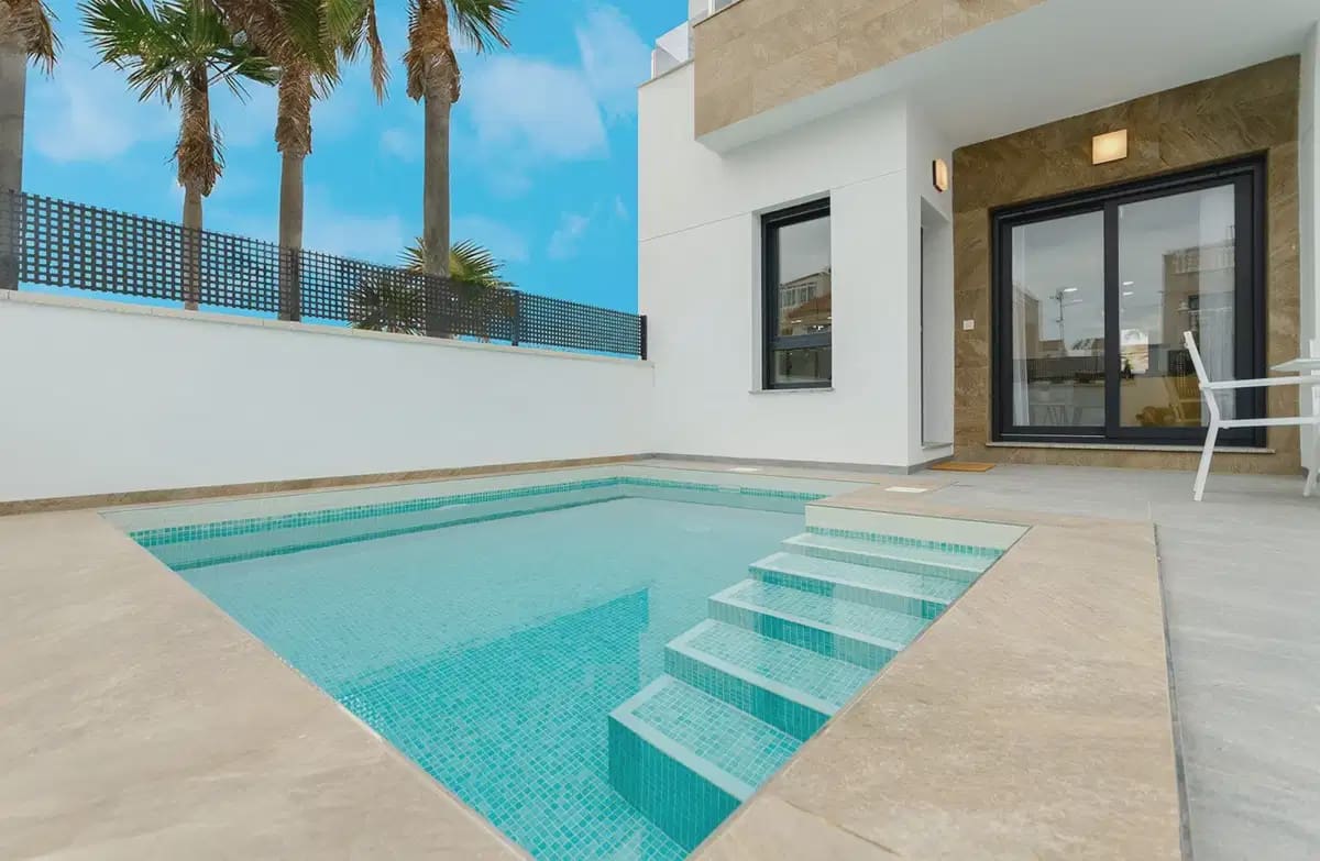 3 soverom Villa til salgs i Torrevieja med svømmebasseng garasje - € 424 000 (Ref: 9824504)