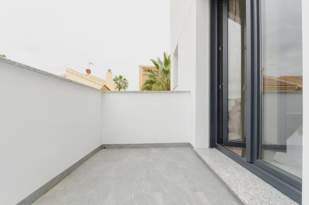 3 soverom Villa til salgs i Torrevieja med svømmebasseng garasje - € 424 000 (Ref: 9824504)