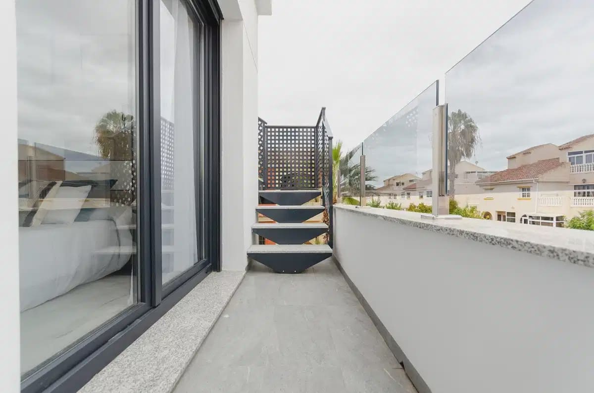 3 soverom Villa til salgs i Torrevieja med svømmebasseng garasje - € 424 000 (Ref: 9824504)