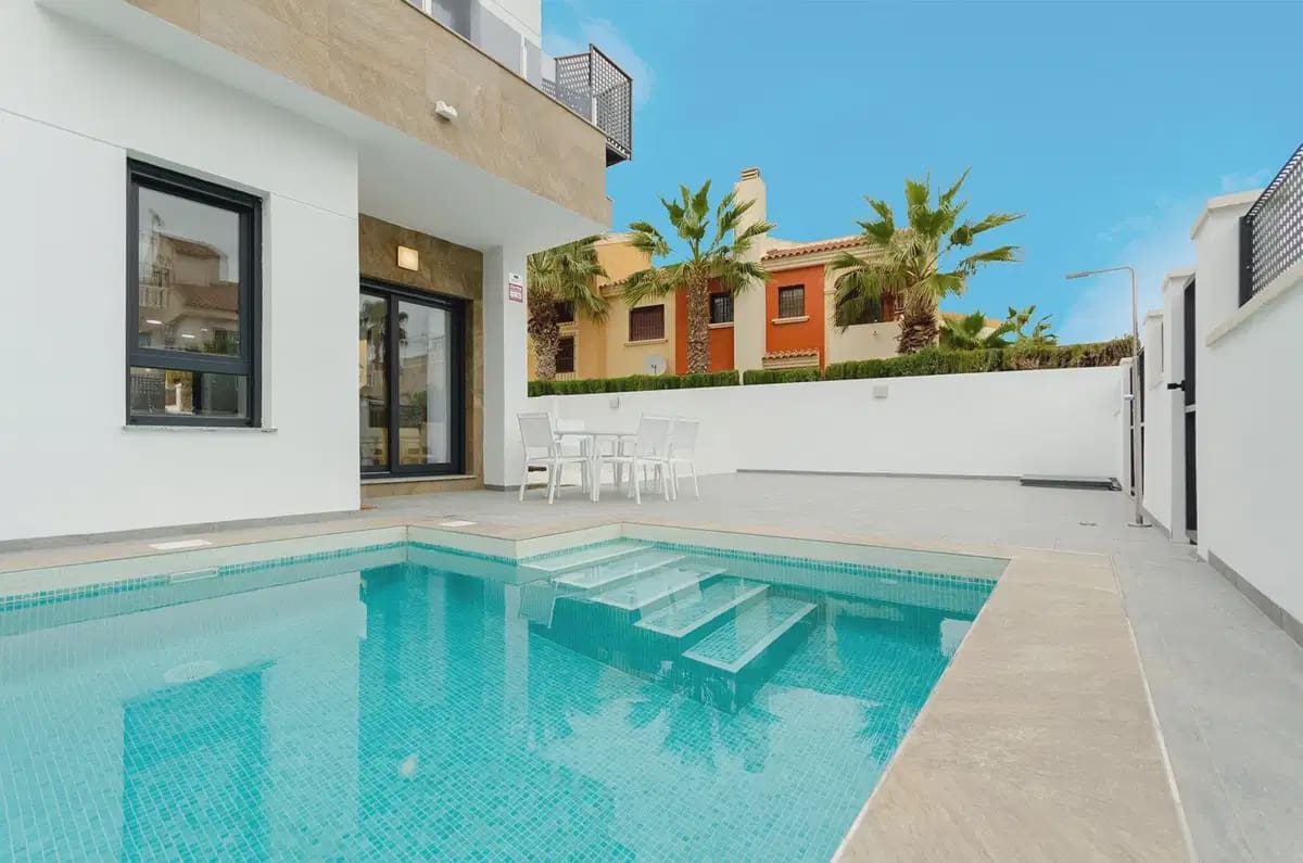3 soverom Villa til salgs i Torrevieja med svømmebasseng garasje - € 424 000 (Ref: 9824504)