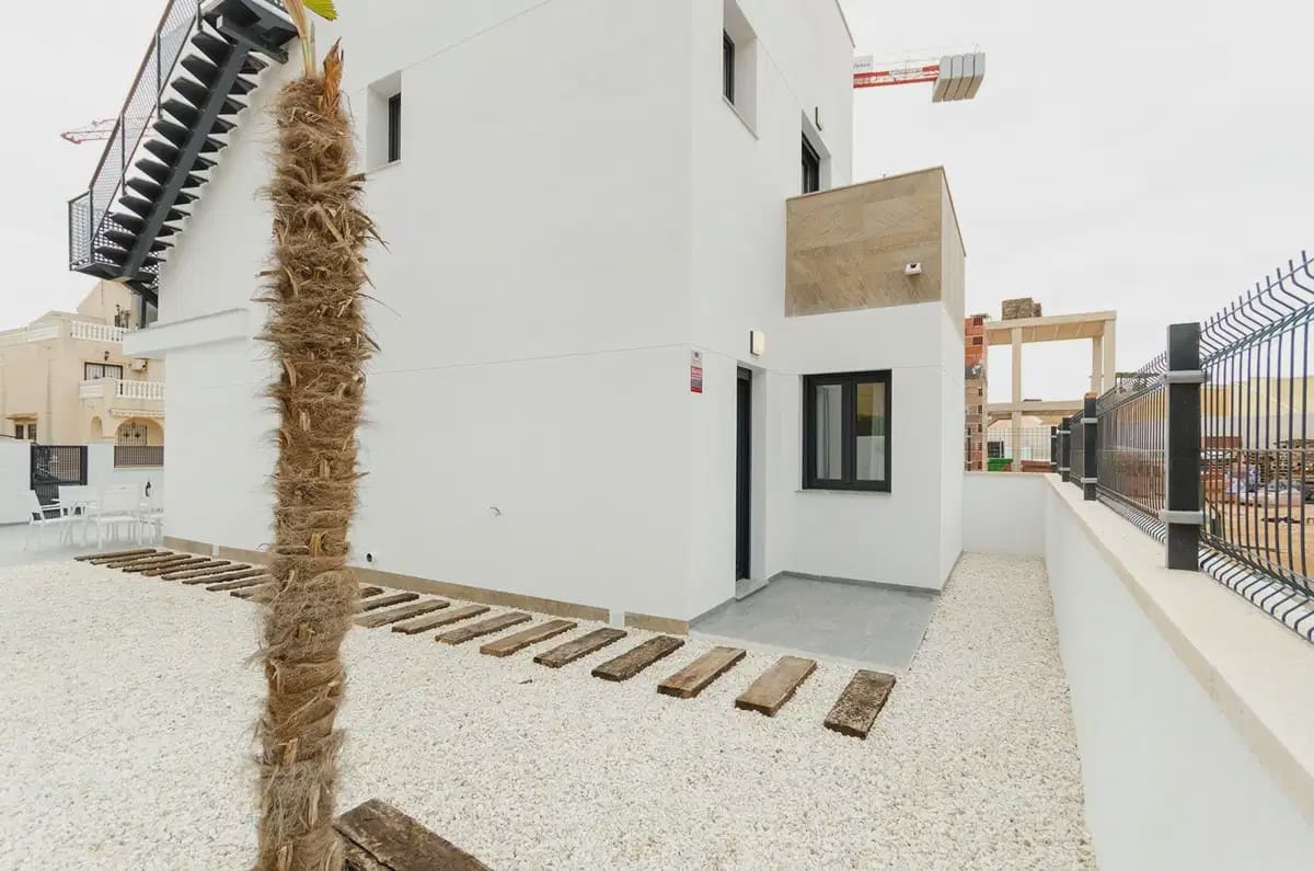 3 soverom Villa til salgs i Torrevieja med svømmebasseng garasje - € 424 000 (Ref: 9824504)