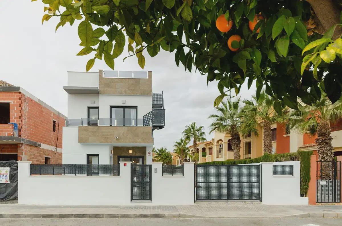 3 soverom Villa til salgs i Torrevieja med svømmebasseng garasje - € 424 000 (Ref: 9824504)