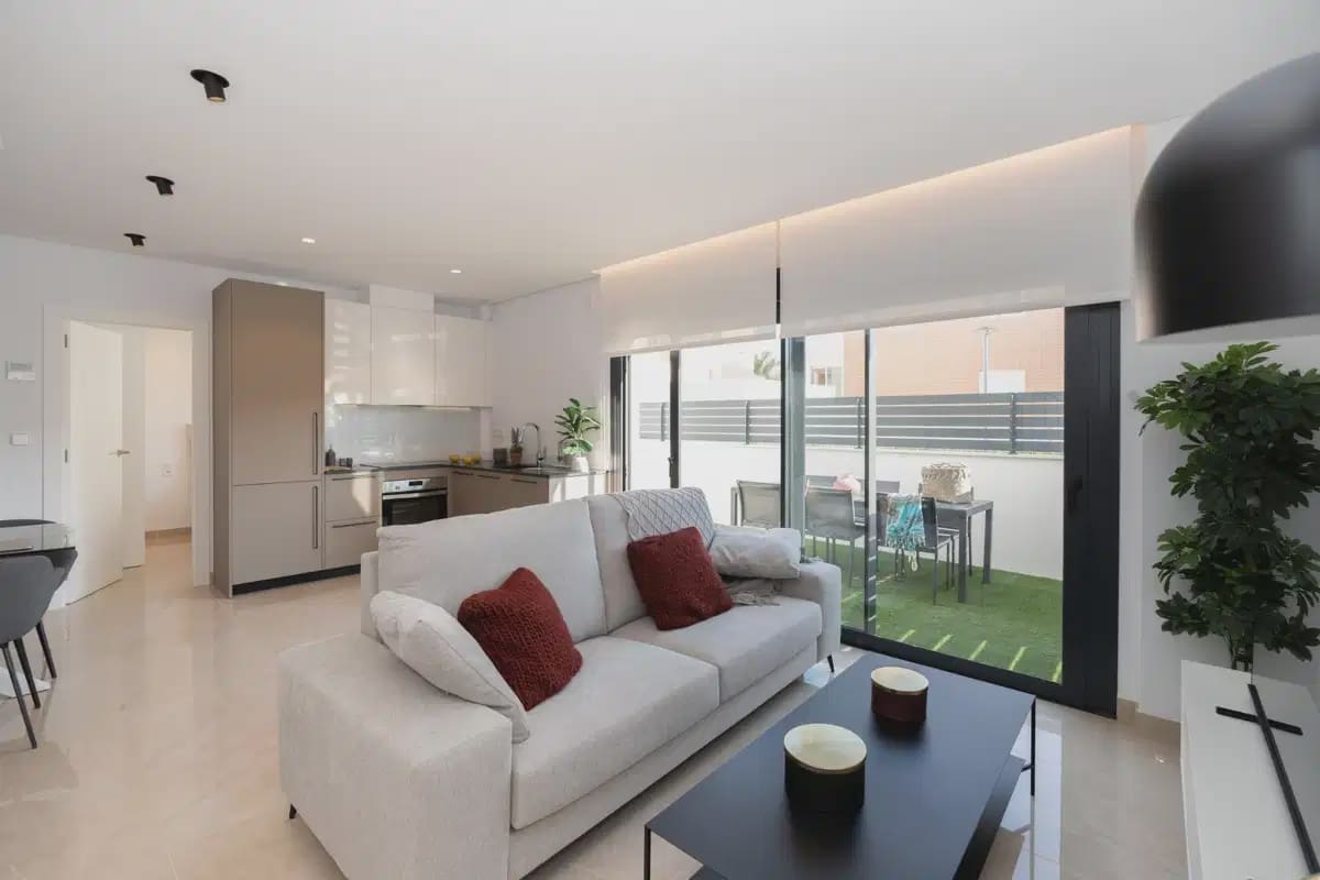 3 soverom Kjedet enebolig til salgs i La Marina med svømmebasseng garasje - € 459 000 (Ref: 9824507)