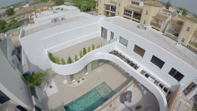 4 bedroom Semi-detached Villa for sale in Almoradí - € 439,000 (Ref: 9824514)