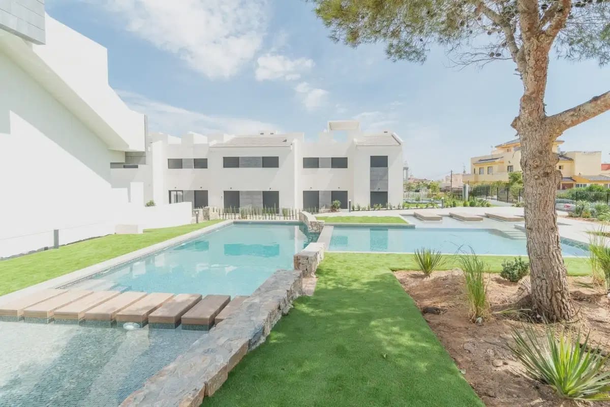 2 soveværelse Lejlighed til salg i Torrevieja med swimmingpool garage - € 340.000 (Ref: 9830716)