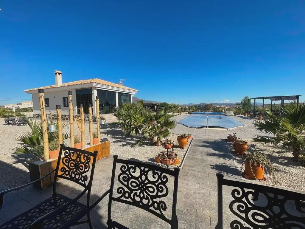 3 bedroom Villa for sale in Pinoso with pool - € 332,000 (Ref: 9832019)
