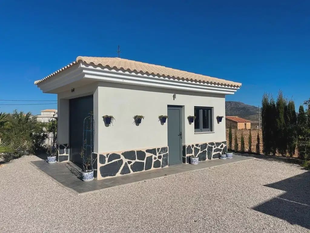 3 bedroom Villa for sale in Pinoso with pool - € 332,000 (Ref: 9832019)