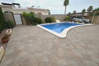 Chalet de 3 habitaciones en Benijófar en venta con piscina garaje - 325.000 € (Ref: 9841284)