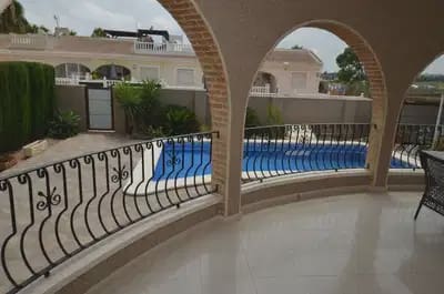 Chalet de 3 habitaciones en Benijófar en venta con piscina garaje - 325.000 € (Ref: 9841284)