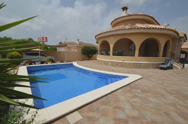 Chalet de 3 habitaciones en Benijófar en venta con piscina garaje - 325.000 € (Ref: 9841284)