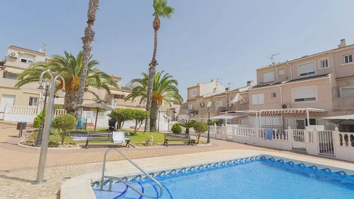 3 soveværelse Semi-Rækkehus til salg i Dehesa de Campoamor med swimmingpool - € 310.000 (Ref: 9841305)