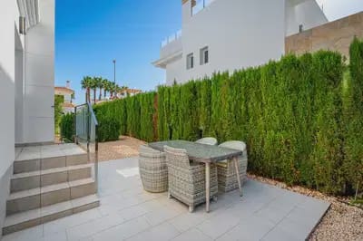 3 soveværelse Semi-Rækkehus til salg i Dona Pepa med swimmingpool - € 379.000 (Ref: 9844878)