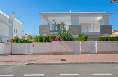 3 soveværelse Semi-Rækkehus til salg i Dona Pepa med swimmingpool - € 379.000 (Ref: 9844878)