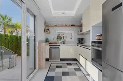 3 soveværelse Semi-Rækkehus til salg i Dona Pepa med swimmingpool - € 379.000 (Ref: 9844878)