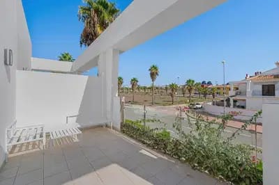 3 soveværelse Semi-Rækkehus til salg i Dona Pepa med swimmingpool - € 379.000 (Ref: 9844878)