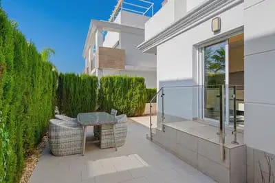 3 soveværelse Semi-Rækkehus til salg i Dona Pepa med swimmingpool - € 379.000 (Ref: 9844878)