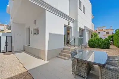3 soveværelse Semi-Rækkehus til salg i Dona Pepa med swimmingpool - € 379.000 (Ref: 9844878)