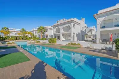 3 soveværelse Semi-Rækkehus til salg i Dona Pepa med swimmingpool - € 379.000 (Ref: 9844878)