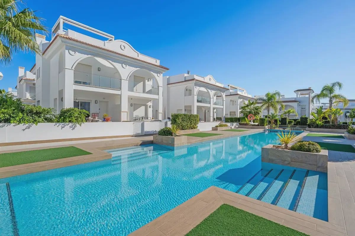 3 soveværelse Semi-Rækkehus til salg i Dona Pepa med swimmingpool - € 379.000 (Ref: 9844878)