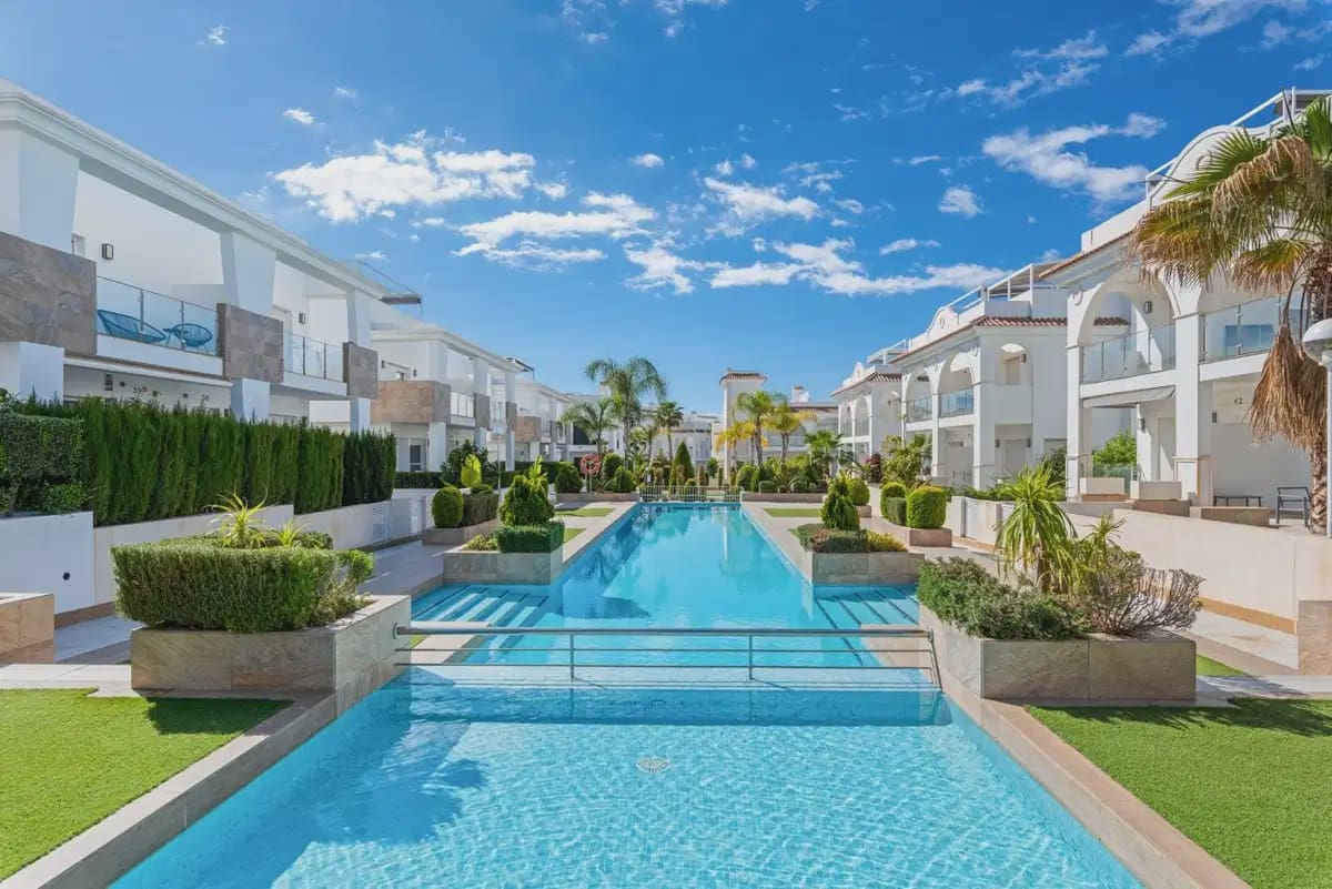 3 soveværelse Semi-Rækkehus til salg i Dona Pepa med swimmingpool - € 379.000 (Ref: 9844878)