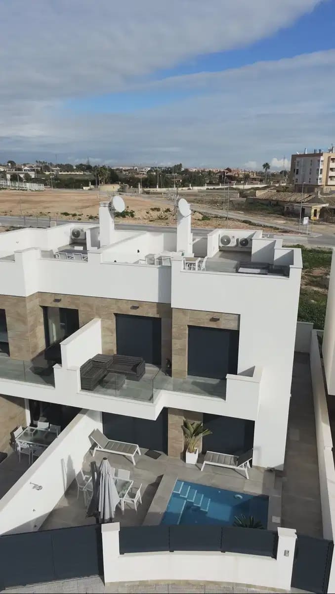 3 bedroom Villa for sale in Los Montesinos with garage - € 329,000 (Ref: 9870579)