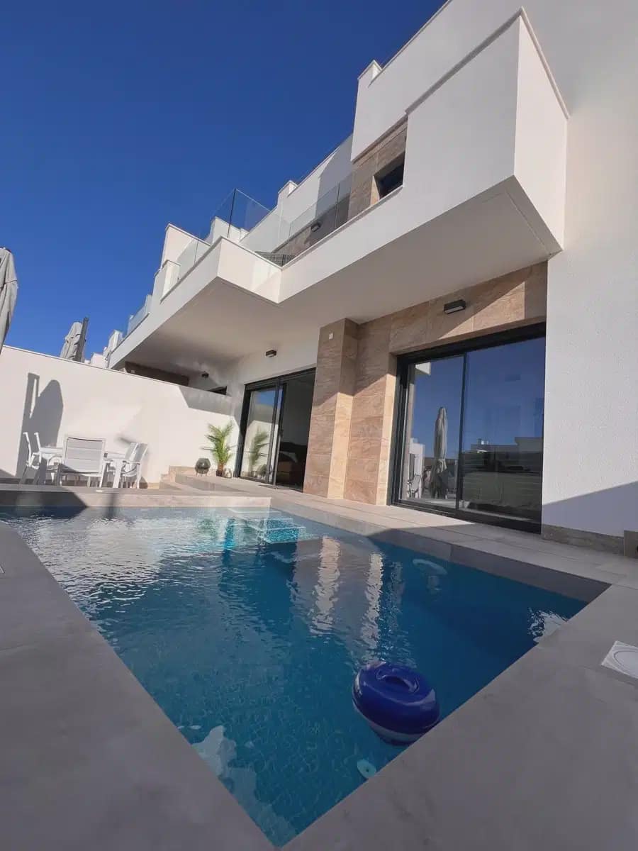 3 bedroom Villa for sale in Los Montesinos with garage - € 329,000 (Ref: 9870579)