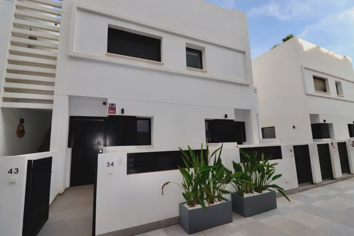 3 bedroom Beach Apartment for sale in Guardamar del Segura with pool - € 365,000 (Ref: 9872139)