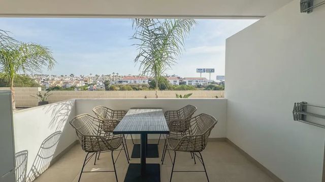 2 soveværelse Strandlejlighed til salg i Playa Flamenca, Orihuela med swimmingpool - € 399.000 (Ref: 9895766)
