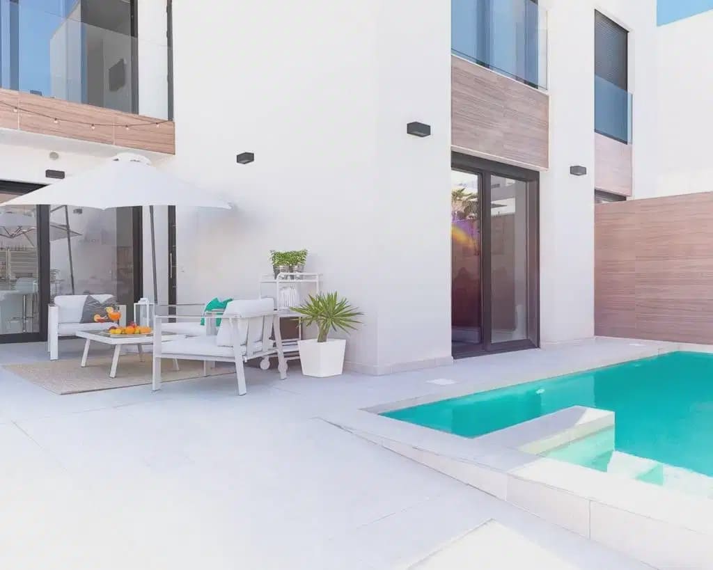 4 bedroom Villa for sale in Benijofar with garage - € 420,000 (Ref: 9897065)
