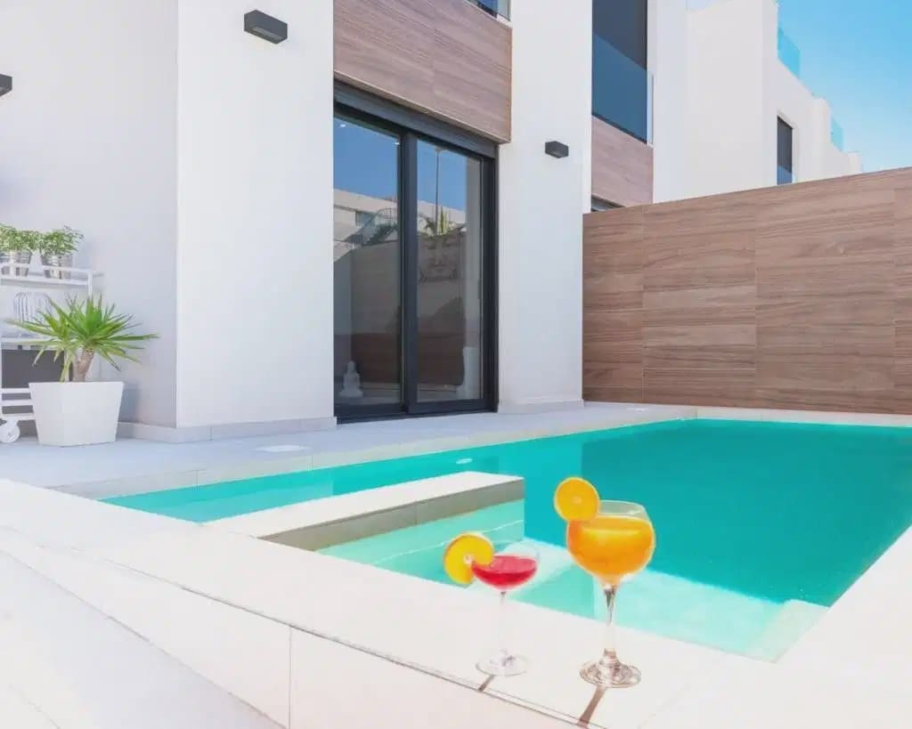 4 bedroom Villa for sale in Benijofar with garage - € 420,000 (Ref: 9897065)