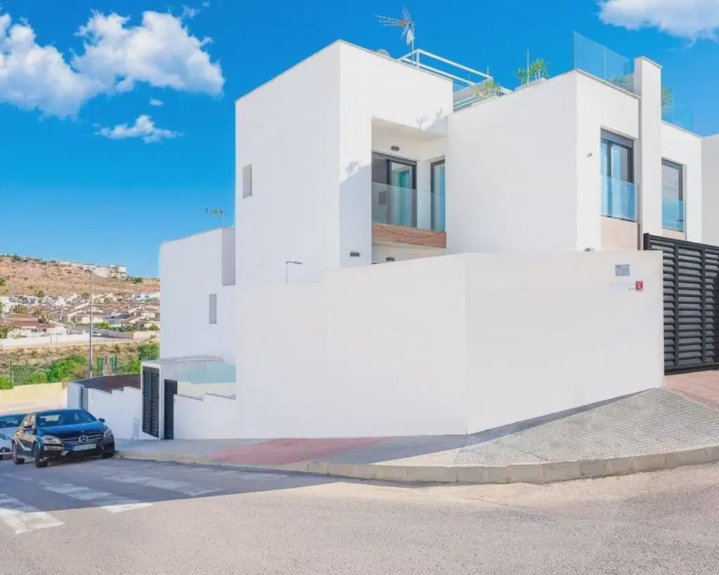 4 bedroom Villa for sale in Benijofar with garage - € 420,000 (Ref: 9897065)