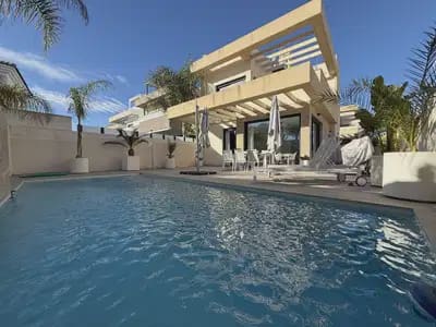 Chalet de 3 habitaciones en Los Montesinos en venta con piscina garaje - 409.000 € (Ref: 9897082)