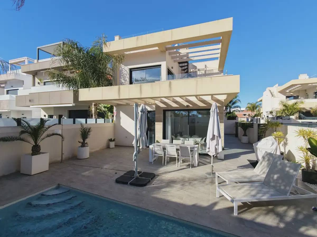 Chalet de 3 habitaciones en Los Montesinos en venta con piscina garaje - 409.000 € (Ref: 9897082)