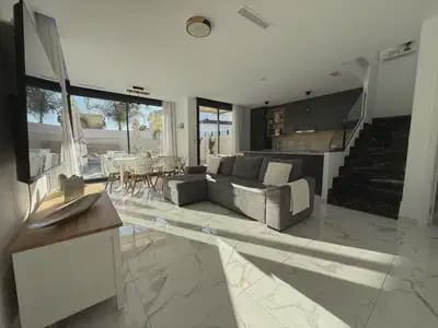 Chalet de 3 habitaciones en Los Montesinos en venta con piscina garaje - 409.000 € (Ref: 9897082)