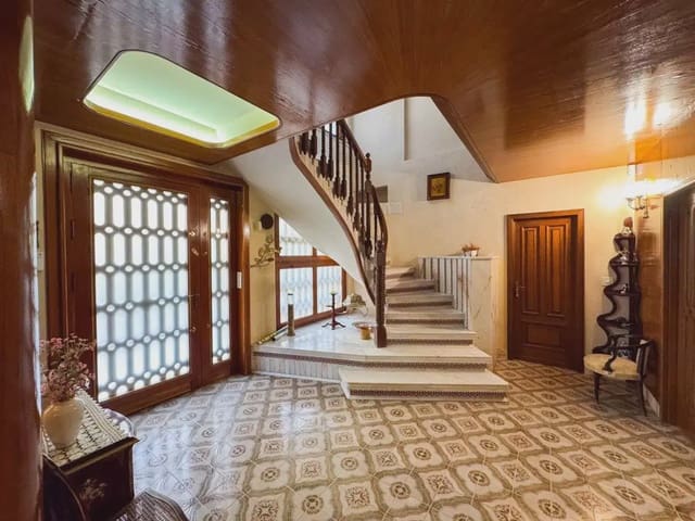 7 bedroom Villa for sale in Elda - € 395,000 (Ref: 9897095)