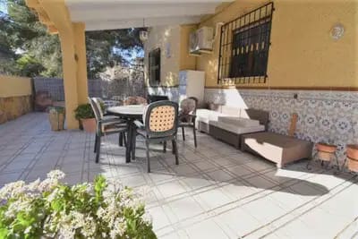 Chalet de 6 habitaciones en Villamartin en venta - 450.000 € (Ref: 9914861)