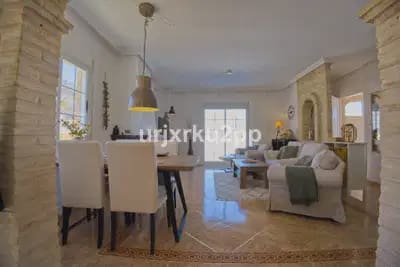 3 makuuhuone Huvila myytävänä paikassa Torrevieja - 449 000 € (Ref: 9914865)