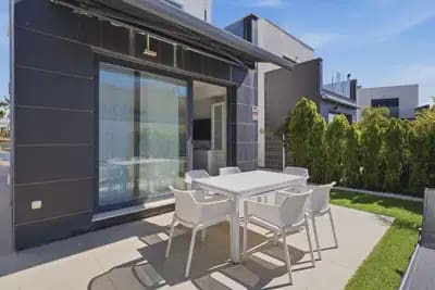 3 soveværelse Villa til salg i Punta Prima, Orihuela med swimmingpool garage - € 429.000 (Ref: 9914866)